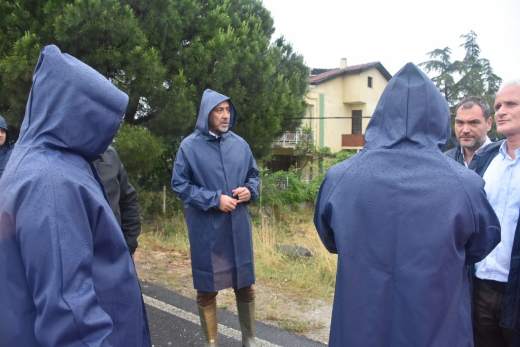 Başkan Yılmaz, Çizmeleri ile olay yerinde incelemelerde bulundu