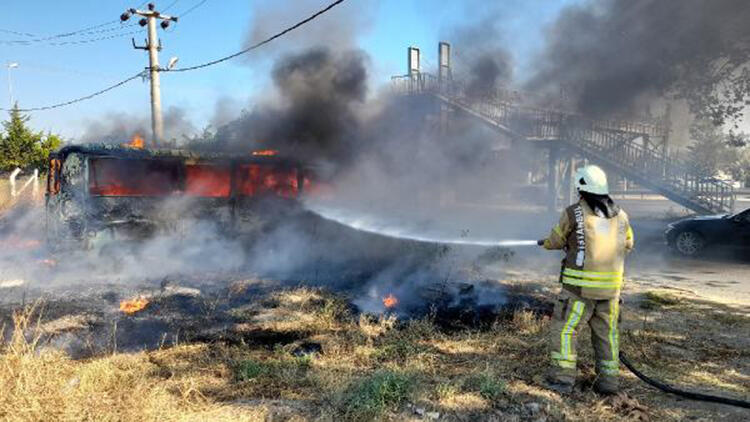 Silivri’de park halindeki minibüs yandı