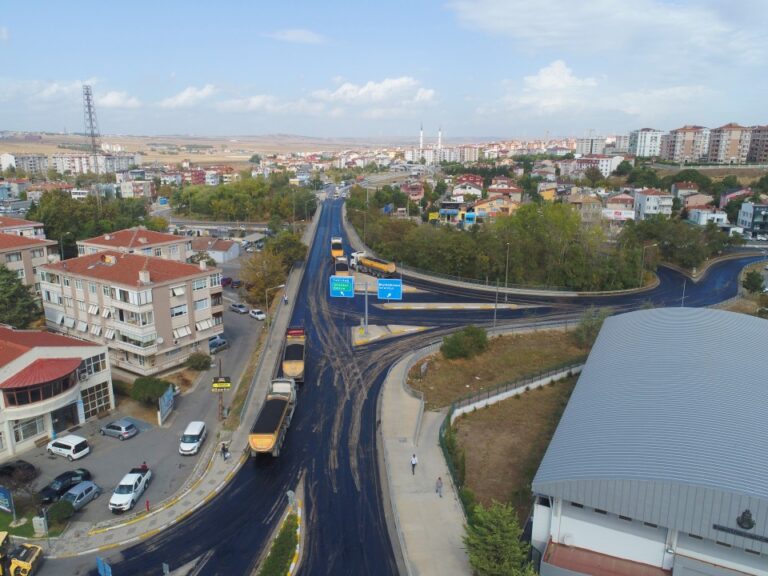 BÖLGE TRAFİK KÖPRÜLÜ KAVŞAĞI 1000 TON ASFALTLA YENİLENİYOR