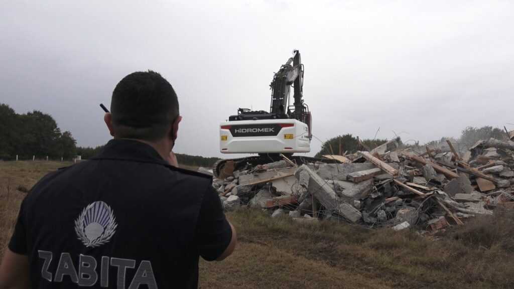 ÇAYIRDERE’DE 2 KAÇAK YAPI DAHA YIKILDI