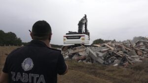 ÇAYIRDERE’DE 2 KAÇAK YAPI DAHA YIKILDI