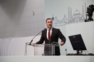 BAŞKAN YILMAZ MİNİBÜSÇÜLERE SAHİP ÇIKTI: “SORUN ÇÖZÜLENE KADAR BEN DE MİNİBÜSÇÜYÜM”