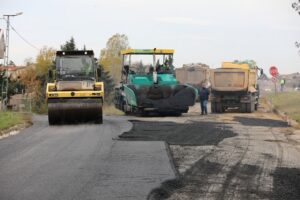 SEMİZKUMLAR MAHALLESİNE 3 BİN 300 TON ASFALT SERİMİ YAPILDI