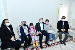 “VALİ ALİ YERLİKAYA,  150 BİN GIDA KOLİSİ DAĞITIMI KAPSAMINDA  İKİ AİLEYİ ZİYARET ETTİ”