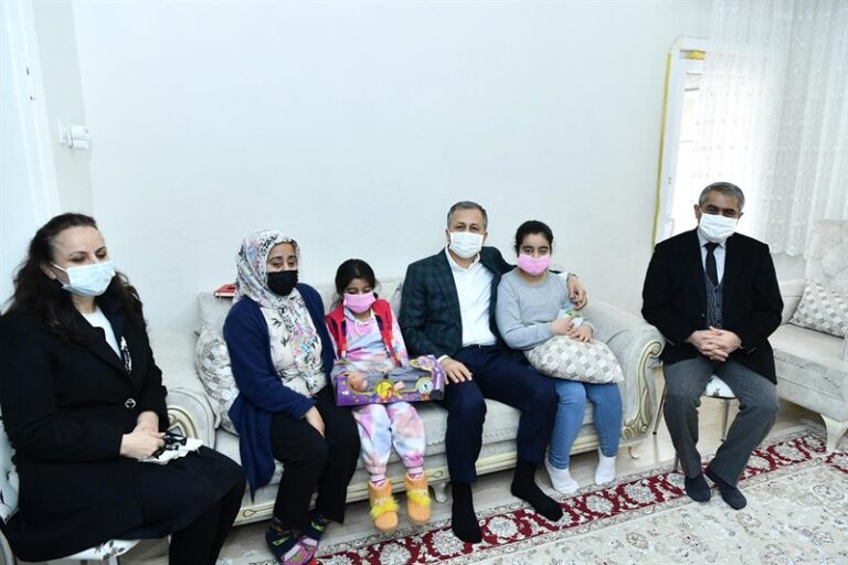 “VALİ ALİ YERLİKAYA,  150 BİN GIDA KOLİSİ DAĞITIMI KAPSAMINDA  İKİ AİLEYİ ZİYARET ETTİ”