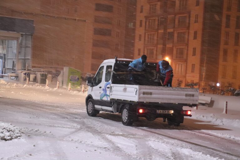 BEYLİKDÜZÜ BELEDİYESİ’NİN KARLA MÜCADELE ÇALIŞMALARI ARALIKSIZ DEVAM EDİYOR