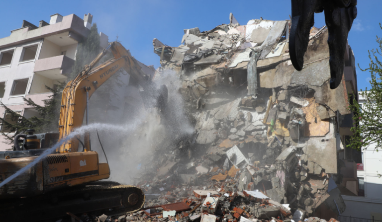 Büyükçekmece’de risk taşıyan 2 bina yıkıldı