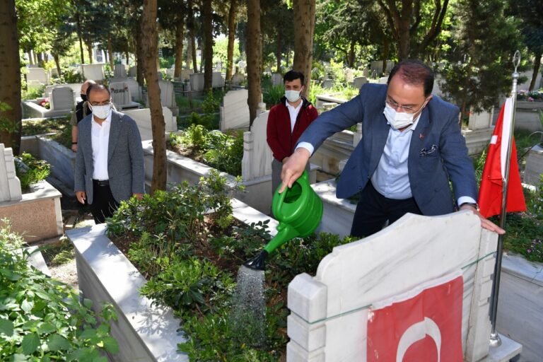 BEYLİKDÜZÜ’NDE KABİRLER DUASIZ KALMADI