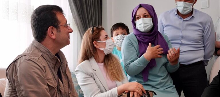 BAŞKAN İMAMOĞLU’NDAN ÇATALCA TURUNDA KREŞ MESAJI: “BURALAR SIKI BİR EĞİTİM FELSEFESİNİN BAŞLANGIÇ KREŞLERİ”