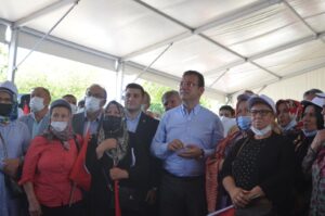 İBB Başkanı Ekrem İmamoğlu, yılın ilk hasadını Silivrili köylülerle birlikte gerçekleştirdi