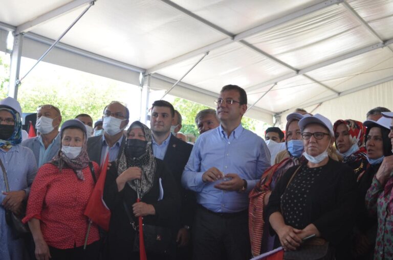 İBB Başkanı Ekrem İmamoğlu, yılın ilk hasadını Silivrili köylülerle birlikte gerçekleştirdi