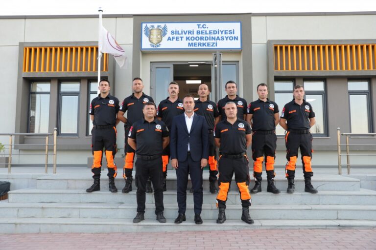 SİLİVRİ BELEDİYESİ AFET BÖLGESİNDE MÜCADELESİNİ SÜRDÜRÜYOR