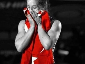 YASEMİN ADAR RAKİBİNİ TUŞLA MAĞLUP ETTİ