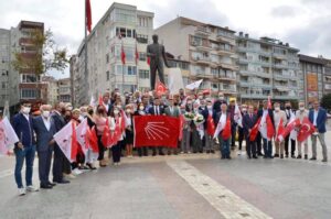 Silivri, CHP, kuruluş yıldönümü dolayısıyla Atatürk Anıtı’na çelenk sundu