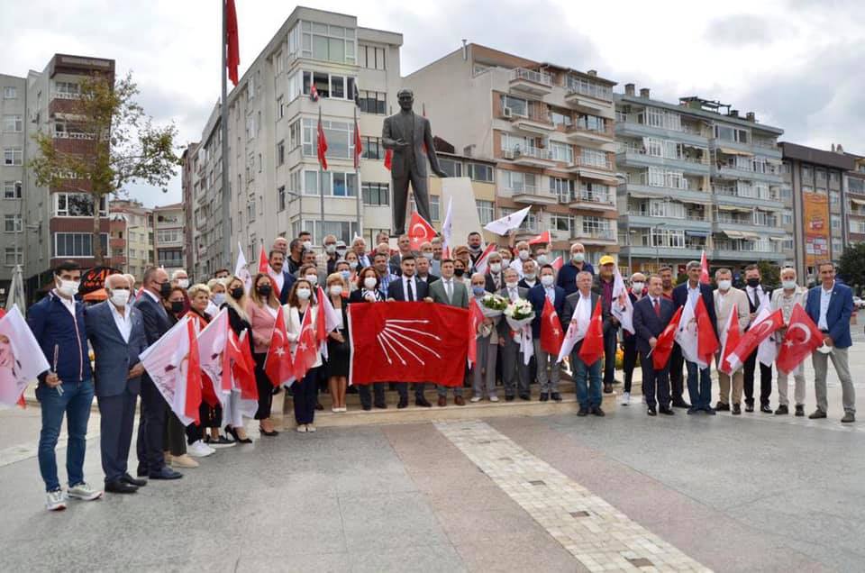 Silivri, CHP, kuruluş yıldönümü dolayısıyla Atatürk Anıtı’na çelenk sundu
