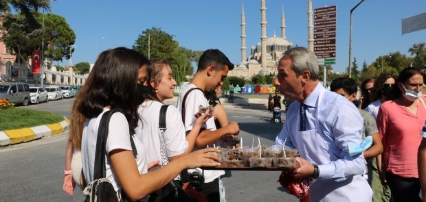 DÜNYA TURİZM GÜNÜ´NDE VATANDAŞLARA KAVALA KURABİYESİ VE TAVA CİĞER İKRAM EDİLDİ