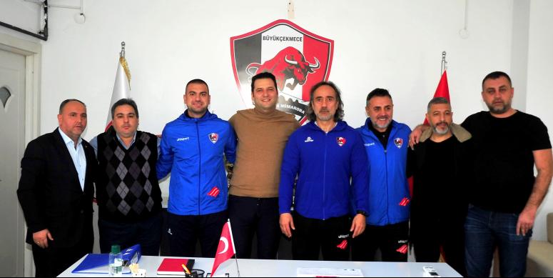 Ültanır ve ekibi İmzaları atarak işbaşı yaptı