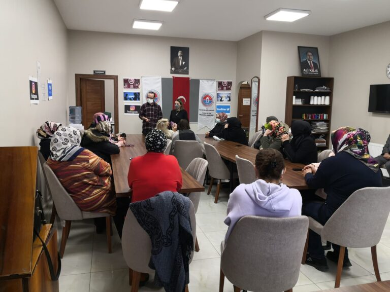 Maltepeli kadınlara “akıllı telefon” eğitimi