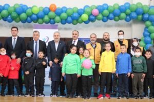 İyilik Yardımlaşma ve Dayanışma Derneği (İyilik Derneği) Çayırova’da eğitim gören yirmi özel öğrenciye eşofman ve ayakkabı desteği verdi.