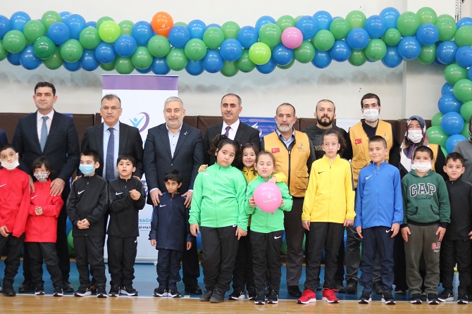 İyilik Yardımlaşma ve Dayanışma Derneği (İyilik Derneği) Çayırova’da eğitim gören yirmi özel öğrenciye eşofman ve ayakkabı desteği verdi.