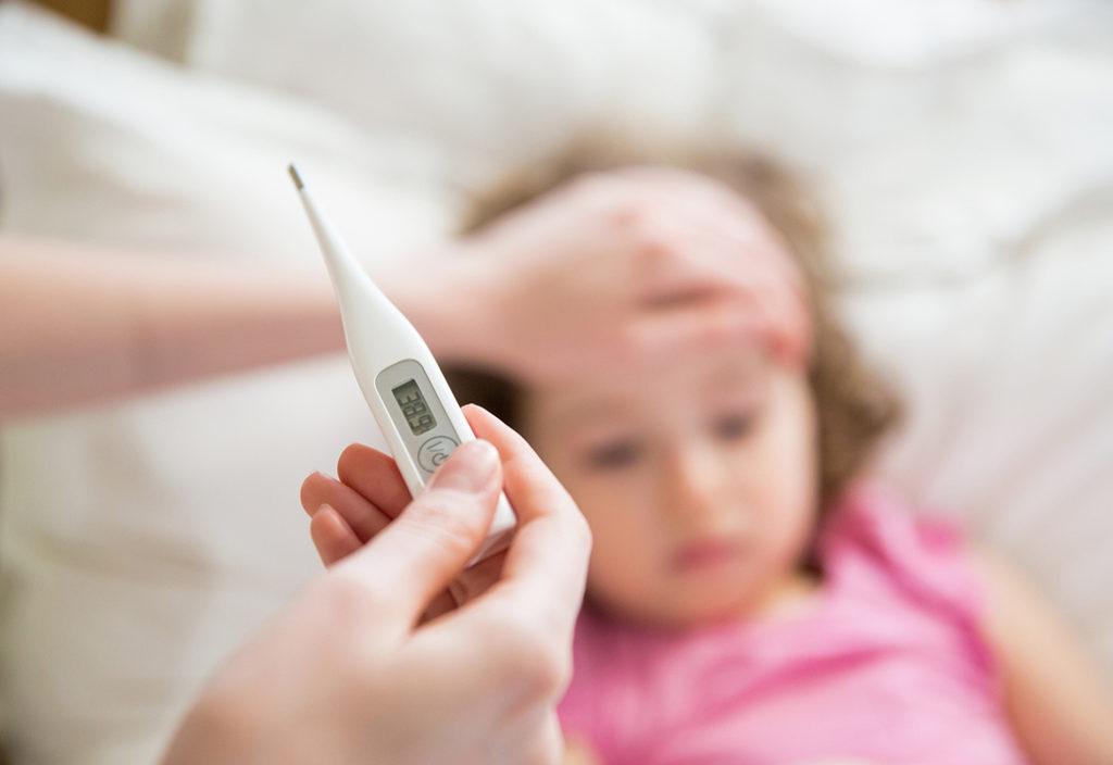 Okula giden çocuklar risk altında: Ateşi yok diye yanılgıya düşmeyin!