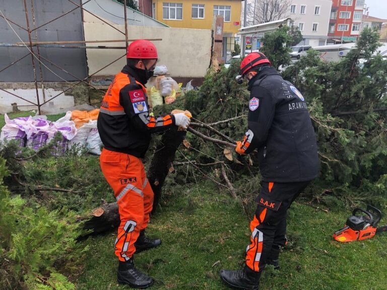 ŞİDDETLİ RÜZGAR SİLİVRİ’DE  HASARA NEDEN OLDU