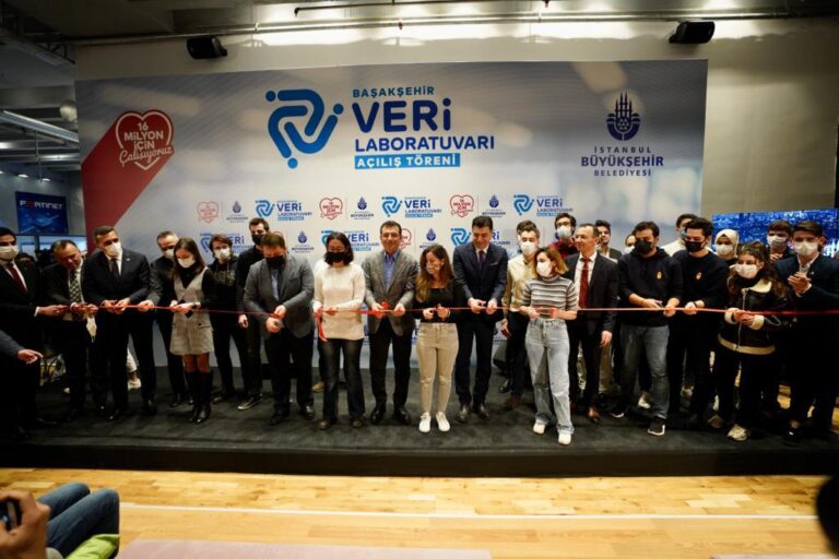 İMAMOĞLU’NDAN ‘GÜNDEM’ UYARISI: SESİ KÖTÜ ÇIKAN HİÇBİR TARAFA BAKIP, VAKTİMİZİ BOŞA HARCAMAYIZ