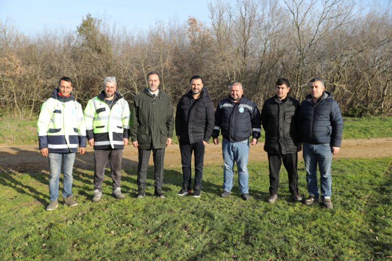 BAŞKAN YILMAZ SANATÇI ALİŞAN İLE GÜBRE SERPME ARACI KULLANDI