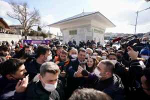 İMAMOĞLU’NDAN ‘YARDIM KİOSKU’ YANITI: KENDİNE ÇARPIŞMA ALANI OLUŞTURMAYA ÇALIŞANLARA ALLAH AKIL VERSİN