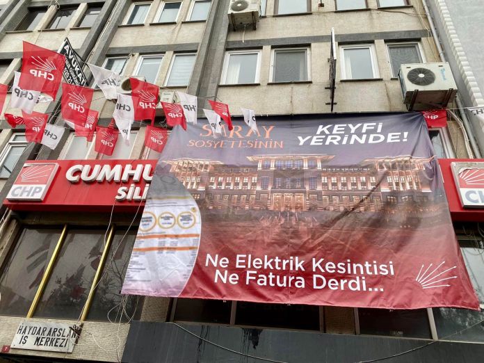 CHP Silivri İlçe Başkanlığı’ndan ”Saray Sosyetesin Keyfi Yerinde” Pankartı