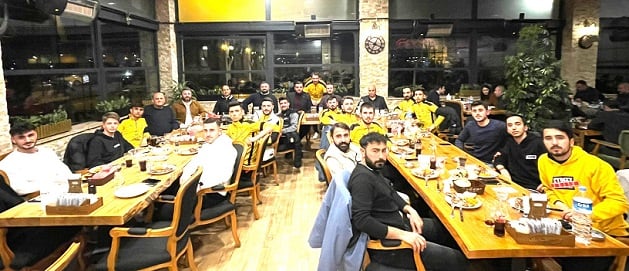 ÇEVİK’TEN TAKIMA ZİYAFET