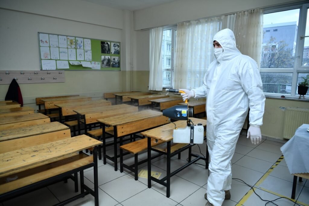OKULLARDAKİ DEZENFEKSİYON ÇALIŞMALARI TİTİZLİKLE YÜRÜTÜLÜYOR