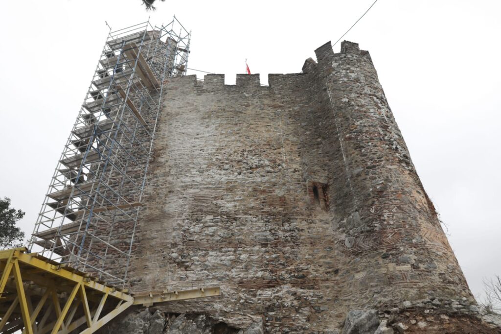 ANADOLU HİSARI AYAĞA KALDIRILIYOR