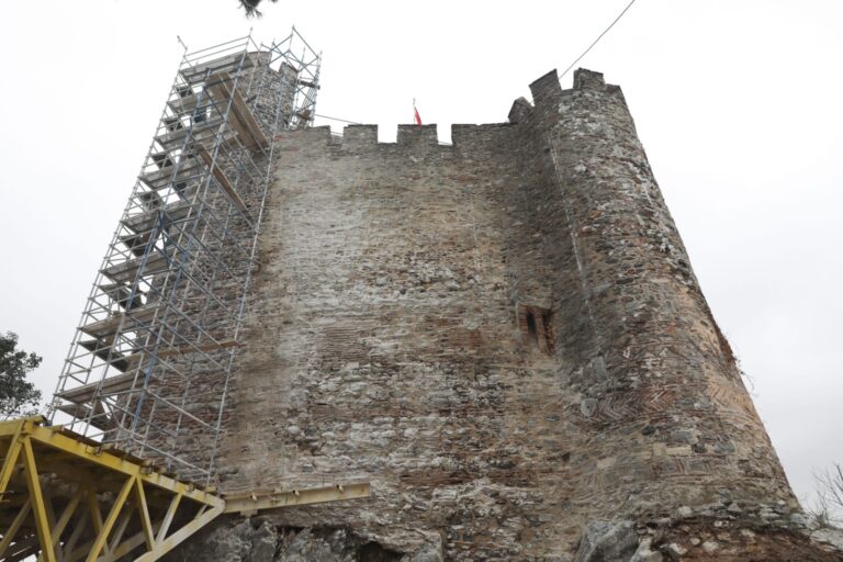 ANADOLU HİSARI AYAĞA KALDIRILIYOR