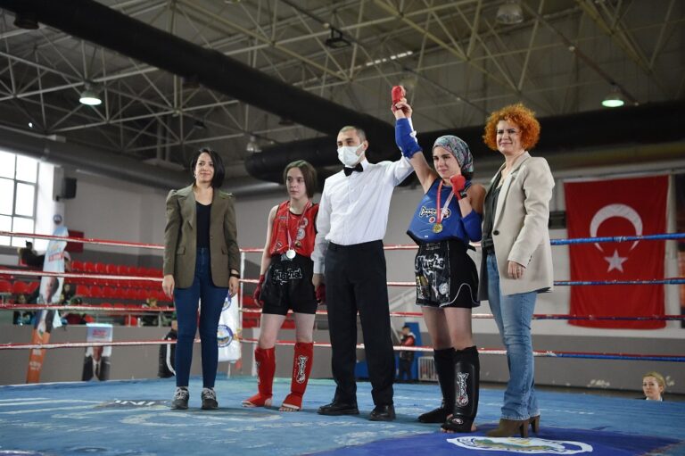 “GÜÇLÜ KADINLAR” AVCILAR’DA RİNGE ÇIKTI