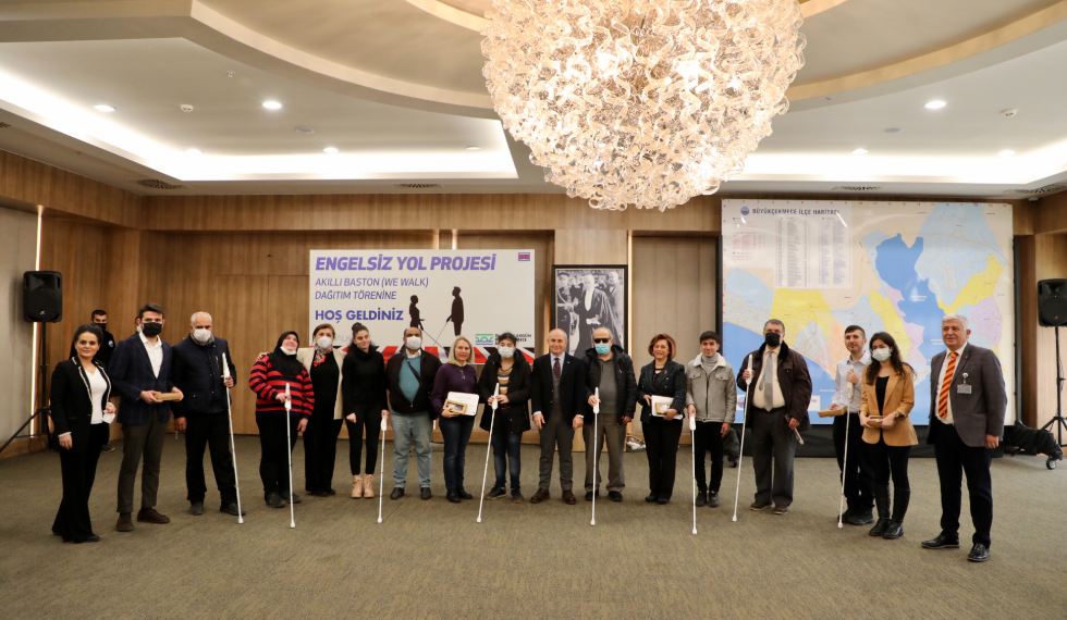 Görme engelli vatandaşlara “akıllı baston” hediye edildi