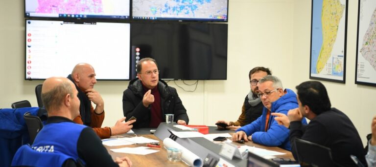 Beylikdüzü Belediyesi, karla mücadele çalışmalarına ara vermeden devam ediyor