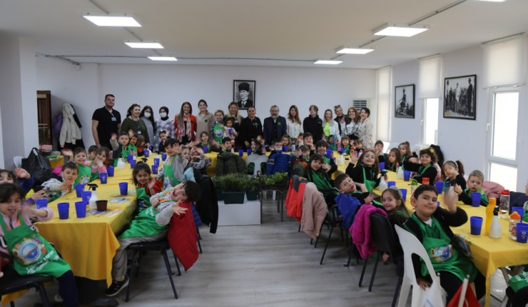 Miniklere tohumdan fide yetiştirme eğitimi verildi