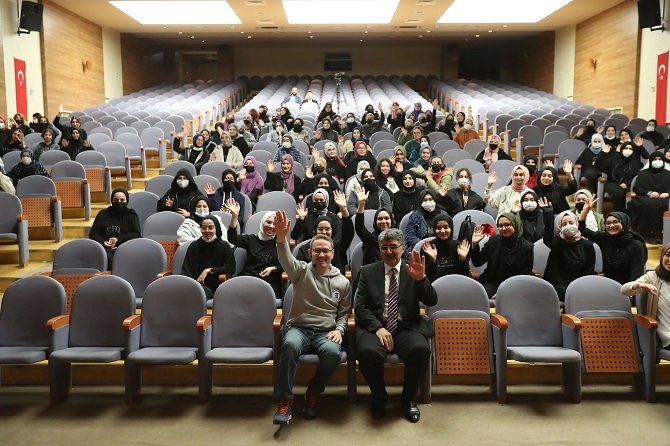 BAŞKAN KARTOĞLU ENERJİSİNİ BAŞAKŞEHİRLİ GENÇLERDEN ALIYOR