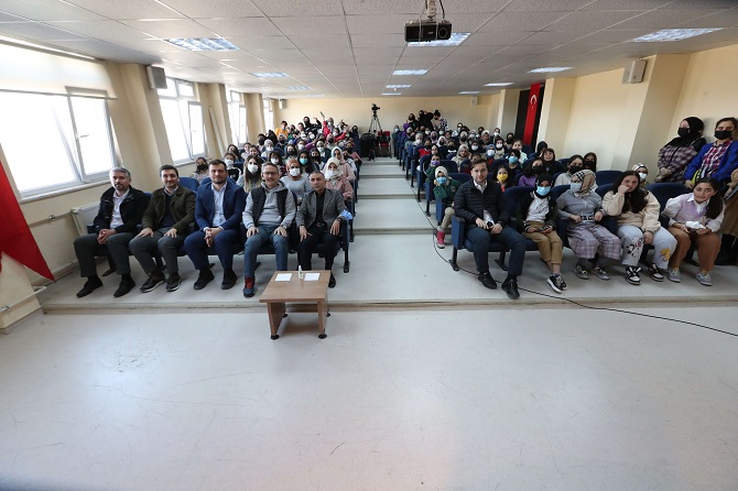 BAŞKAN KARTOĞLU ÇOCUKLARLA ŞARKILAR SÖYLEDİ