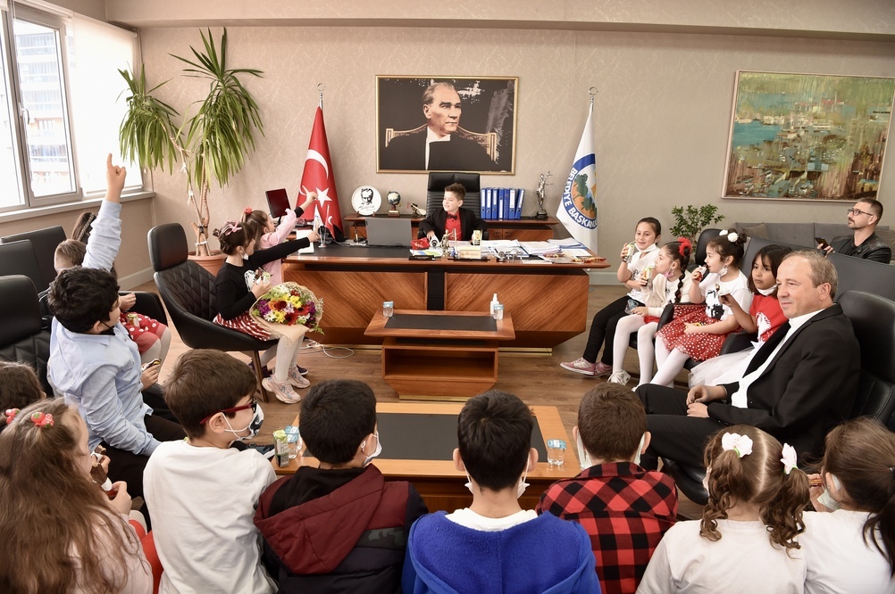 BAŞKAN HANÇERLİ MAKAMINI ÇOCUKLARA EMANET ETTİ