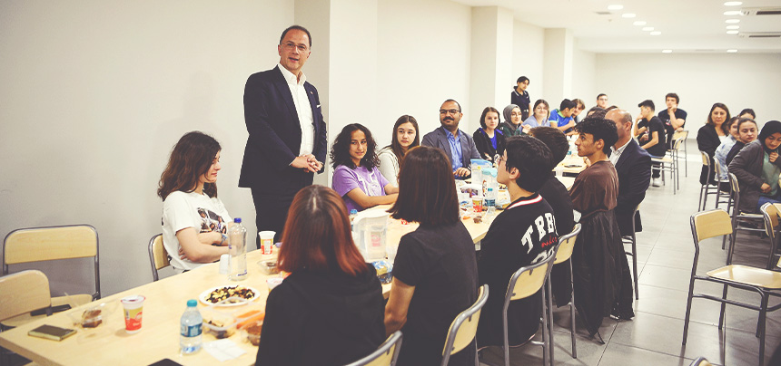 BAŞKAN ÇALIK ÖĞRENCİLERLE İFTAR YEMEĞİNDE BULUŞTU
