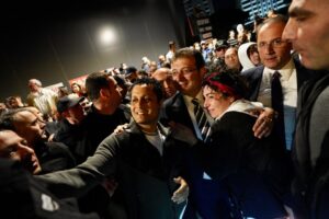 KADİR GECESİ’NDE 12 BİN KİŞİYLE BİRLİKTE ORUCUNU AÇTI