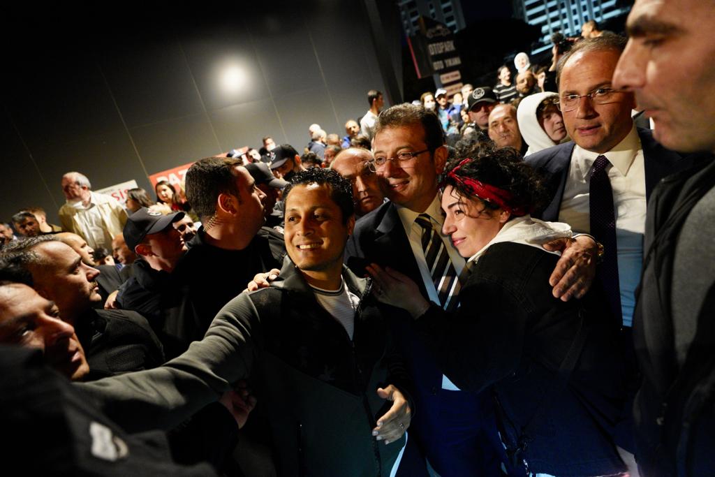 KADİR GECESİ’NDE 12 BİN KİŞİYLE BİRLİKTE ORUCUNU AÇTI