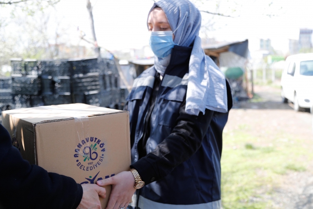 İHTİYAÇ SAHİPLERİNE GIDA KOLİSİ DESTEĞİ