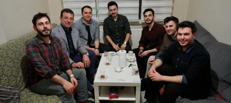 İmamoğlu, iftarını, tıp fakültesinde okuyan 6 öğrenciyle birlikte yaptı.