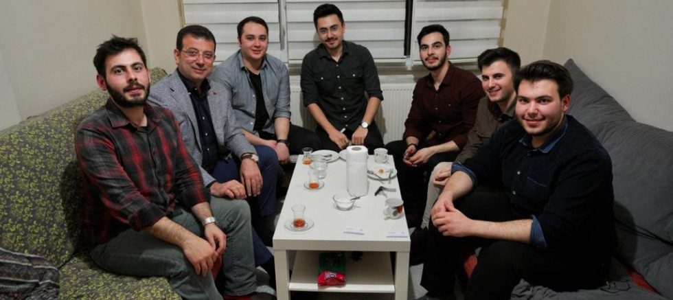 İmamoğlu, iftarını, tıp fakültesinde okuyan 6 öğrenciyle birlikte yaptı.