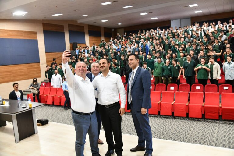 Öğrencilerin “Büyük Başkan” tezahüratları Başkanımız Mesut Üner’i duygulandırdı