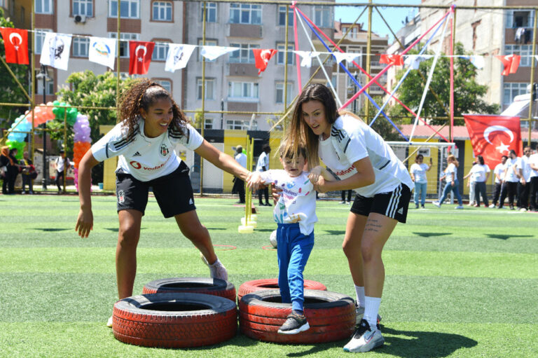ENGELLİLER SURVİVOR YARIŞMASINDA BJK KADIN FUTBOL TAKIMI İLE BULUŞTU