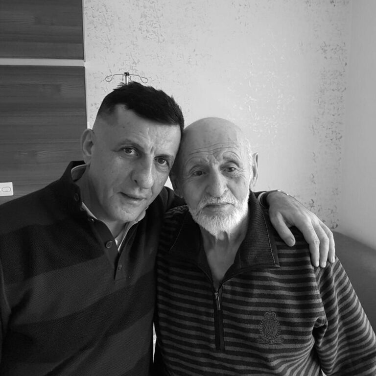 ARKAZ, AİLESİNİN BABA ACISI